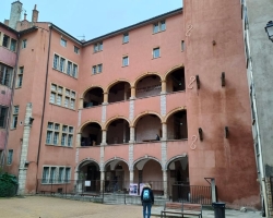 Maison des Avocats (dawny dom Adwokatów) nabyty w 1979 r. i odrestaurowany, do 2004 r. mieściła się tu szkoła dla aplikantów